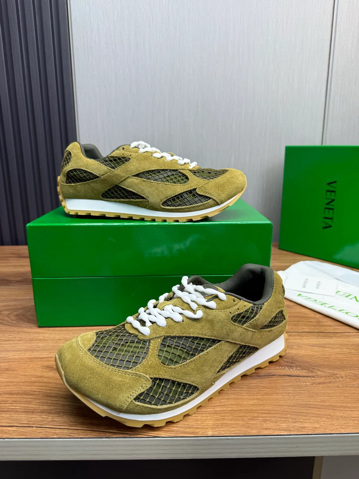 Men's men's shoes 💰660💰Pili BV top version 𝘽𝙊𝙏𝙏𝙀𝙂𝘼 𝙑𝙀𝙉𝙀𝙏𝘼 Orbit sneakers Wang Yibo same style couple style dad shoes 🩷💚 Runner sneakers, made of lightweight technical mesh fabric. Features a geometric patterned rubber outsole. Pay attention to the package craftsmanship ❕ High version shipping ❗️ Very nice, durable to play with and durable to make ✔️ Standard version 💯💯 The outsole is made of color-blocked TPU outsole. Women’s model 35-41 (40 41 customized) Men’s model 39-46 (45.46 customized) Equipped with original packaging